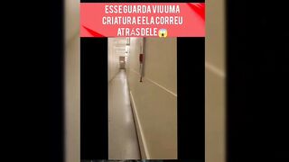 Esse guarda viu uma criatura e ela correu atrás dele.