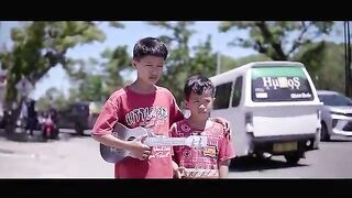 Debu Jalanan – Lagu Penuh Air Mata | Kisah Hidup, Perjuangan & Kesepian