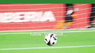 Sebuah bola lambung tinggi mengarah ke Cucurella. Bukannya mengontrol dengan dada atau menyundulnya secara normal