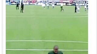 🥱🤣 WHEN GOALKEEPERS GET BORED MID-GAME…