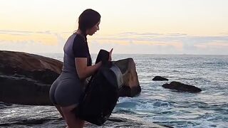 Passeando sozinha e isolada