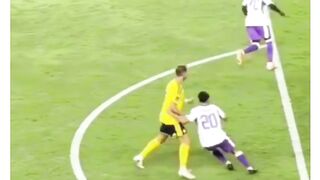Cristiano Ronaldo membanting lawannya di tengah pertandingan