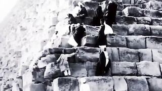 Berujung Di-Ban Seumur Hidup! Ini Akibatnya Jika Nekat Naik ke Atas Piramida Mesir.