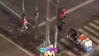 Bikin Mewek! Jam 2 Pagi, Pedagang Sepeda Rela Berbagi Rezeki Buat Pengamen Cilik di Lampu Merah!