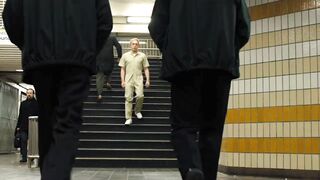 Skyfall - Bond (Daniel Craig) Persigue A Silva (Javier Bardem)