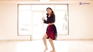 Indian Girl Nainee Saxena Dance 36