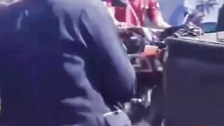 Gaya vokalis sultan mah bebas! 🎤