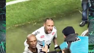 Pulang ke Brazil bukannya tenang, Neymar malah sering terlibat drama sama suporter lawan! 🤯