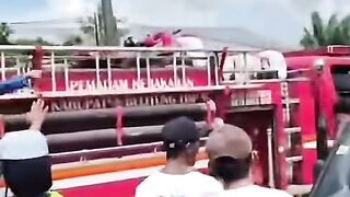 Demo akibat timah murah
