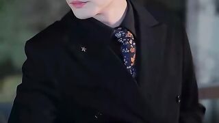 《她故意把裙子弄脏，只为了接近他？！😳💕》