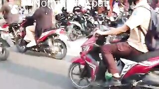 Sepedaan nonton demo