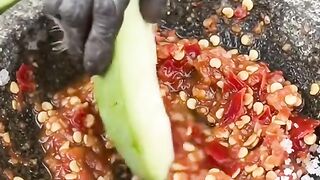 Monyet makan rujak pedas