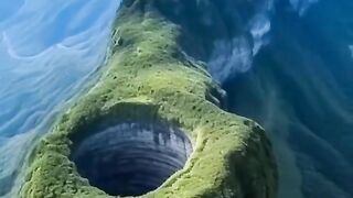 LUBANG INI BISA MASUK SATU KOTA KECIL