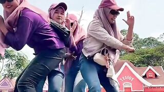 Joget bareng besty di dupan