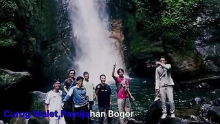 Suasana alam air terjun yang indah