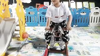 Bermain di alun alun dengan anak