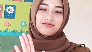 Guru cantik berjoget