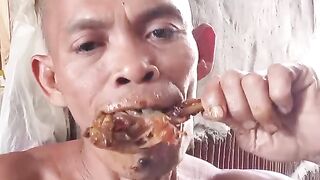 Makan ayam goreng