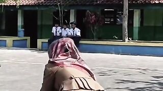 Guru cantik 2