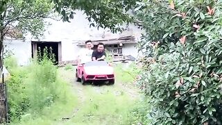 Orang menaiki mobil