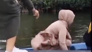 Ibu ibu naik kapal