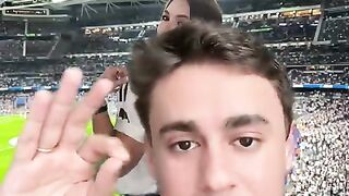 UM TOTALMENTE ABSURDO