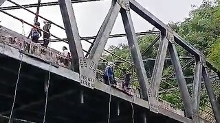 Rapeling jembatan