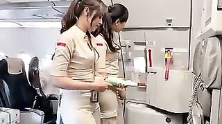 Pramugari cantik sedang persiapan buka pintu pesawat.mp4
