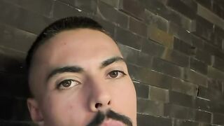 Duas da manhã, você olhando o story dela