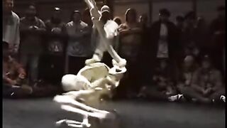 Um esqueleto dançando break