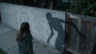 A girl is on her way home when she starts seeing strange things - 一個女孩在回家的路上開始看到奇怪的事情。