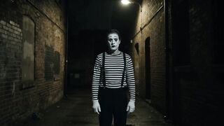 A ruthless artist-killer on the loose in the US. - Un artista despiadado y asesino anda suelto en Estados Unidos.