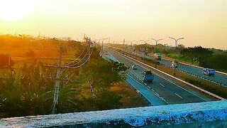 Susana di atas jalan tol