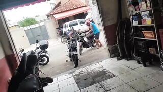 MOTO  COM LONA DE FREIO TRAVADA