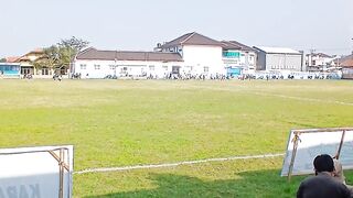 Lari pagi sambil lihat anak-anak latihan bola