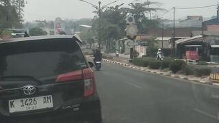 menunggu antrian yg panjang