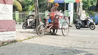 Pedagang keliling Es Bubur Selendang Mayang