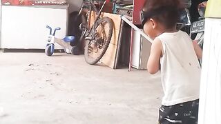 Seorang anak sedang bermain