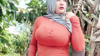 Bersandar di pohon pisang
