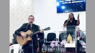 Se tudo estiver difícil louve a Deus