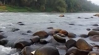 Airsungai mengalir deras