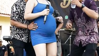 Wanita hamil berjoget