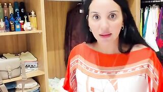 شوفو ليا البنات شحال كتحمق هاد لبيسة راها طوب