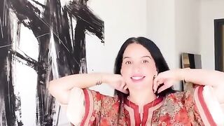 كلي مسرّرة بدهبي شوفي ليا أختي شنو شريت