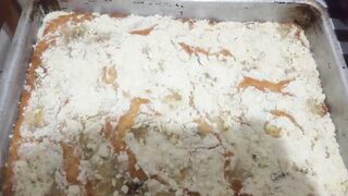 Bolo de banana com farofa e canela