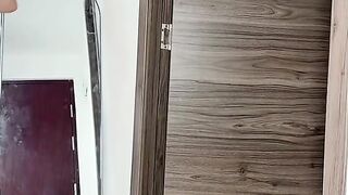 Di balik kaca