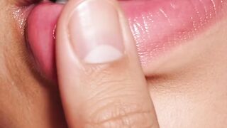 Bibir mengoda