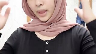Wanita berbaju hitam dengan dada ya indah