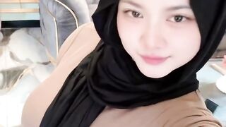 Kerudung hitam dan dada yang besar