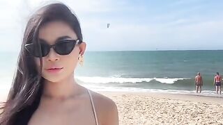 Pantai yang indah dengan wanita cantik